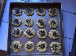 分成20克一个，戳圆，粘上芝麻，放在烤盘里压扁，放入预热好的烤箱，160度中层13分钟，上下热风