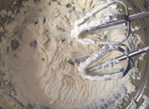 将马斯卡彭奶酪提前拿出软化，打发至顺滑