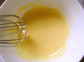 分离鸡蛋，蛋白打至干净容器，蛋黄加玉米油搅拌至乳化状态，这一步比较累，我搅拌了快2分钟