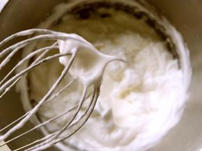 蛋白加几滴柠檬汁，分三次加入砂糖，打发至打蛋器提起有个小弯钩