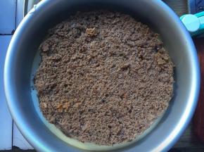 再放入一片蛋糕胚，再倒入提拉米苏