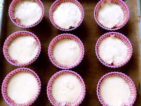 模具内装入纸杯，烤箱预热180度，将翻拌好的面糊用小勺装入模具内，8分满即可，面糊正好装了9杯