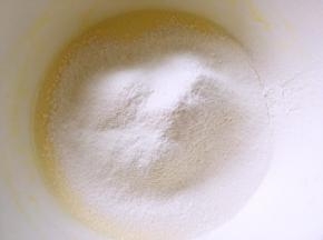 过筛低筋面粉，加入一小撮盐