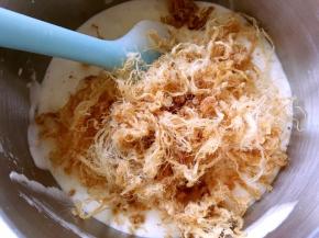 加入肉松翻拌均匀