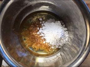 将玉米油和糖粉和红糖放在一起，搅拌均匀