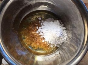 将玉米油和糖粉和红糖放在一起，搅拌均匀