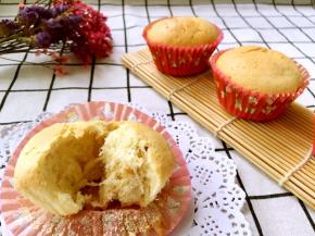 掰开蛋糕会有很多细小的拉丝，可惜就我一个人，没办法给大家拍到刚打开时的很多拉丝