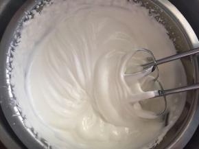 淡奶油打发至6分发，有纹路状态，和马斯卡彭奶酪混合一起，提拉米苏就做好了