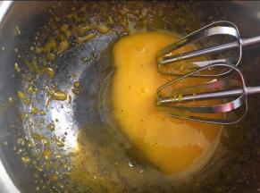 用电动打蛋器将两个蛋黄打发至黏稠