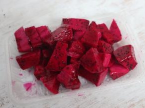 火龙果切小块。
