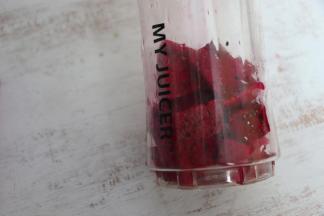 将火龙果放入料理机中。