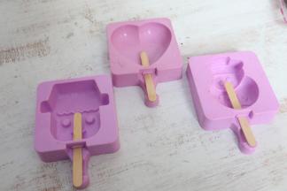 雪糕模具清洗干净，插入木棍。