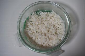 糯米洗净后，用温水浸泡糯米2个小时，然后捞起沥干水备用。