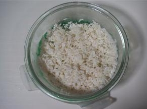 糯米洗净后，用温水浸泡糯米2个小时，然后捞起沥干水备用。