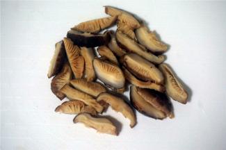 冬菇用清水浸泡2个小时，捞起沥干水后切片备用。
