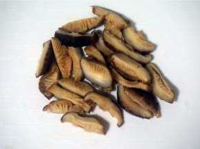 冬菇用清水浸泡2个小时，捞起沥干水后切片备用。