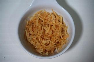 大瑶柱用清水浸泡2个小时，然后捞起，撕碎备用。