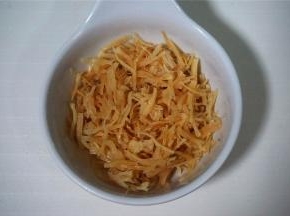 大瑶柱用清水浸泡2个小时，然后捞起，撕碎备用。