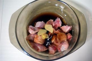 鸡中翅剁成小块，然后加入料酒，盐，糖，蚝油，生抽，油，姜片腌制1个小时左右备用。