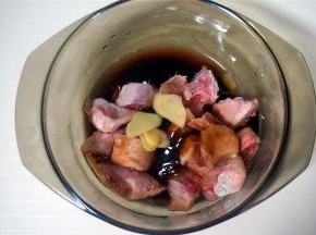 鸡中翅剁成小块，然后加入料酒，盐，糖，蚝油，生抽，油，姜片腌制1个小时左右备用。