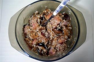 将糯米，瑶柱，冬菇加入到腌制的鸡翅中，搅拌均匀。