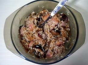 将糯米，瑶柱，冬菇加入到腌制的鸡翅中，搅拌均匀。