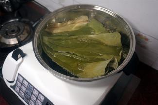 用自动锅烧一锅开水，然后放入荷叶，拖水去涩味，大概1分钟即可捞起沥干水备用。