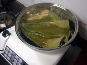 用自动锅烧一锅开水，然后放入荷叶，拖水去涩味，大概1分钟即可捞起沥干水备用。