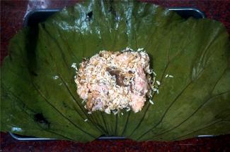 用荷叶将食材包裹好。