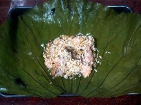 用荷叶将食材包裹好。