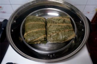 锅内加入1600毫升清水，放入蒸架，放上食材。