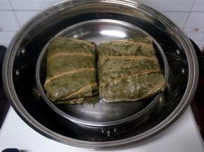 锅内加入1600毫升清水，放入蒸架，放上食材。