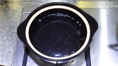 砂锅中放入2/3的水，加热至开
