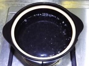 砂锅中放入2/3的水，加热至开