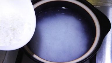 将淘洗干净的香米放入砂锅中