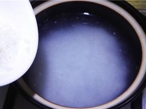 将淘洗干净的香米放入砂锅中