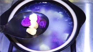 当香米已经胀大后放入双薯块