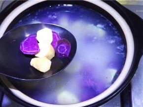 当香米已经胀大后放入双薯块