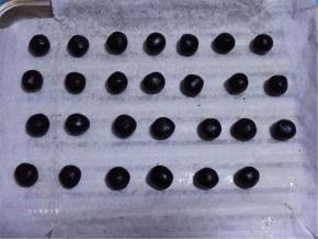 团成均匀的小球码入烤盘中