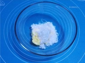 黄油软化加糖混合