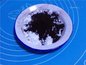 将低粉和奥利奥饼干碎混合（尽量将奥利奥饼干碾压细碎些）