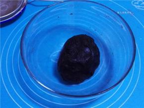搅拌均匀和成饼干面团。