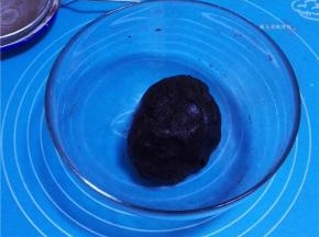 搅拌均匀和成饼干面团。