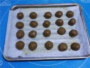 取出分成10克一个的小剂子，搓圆后摆放在烤盘上