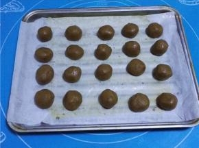 取出分成10克一个的小剂子，搓圆后摆放在烤盘上