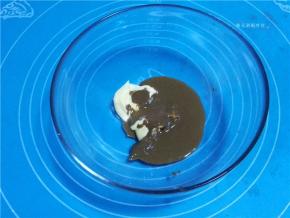 花生酱跟软化的黄油混合