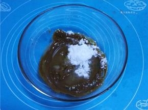 加入鸡蛋液和细砂糖