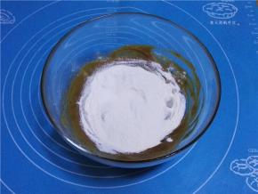 加入过筛的低筋面粉
