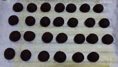 烤箱预热温度180度，烤制时间12分钟即可。