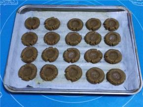 稍微压出扁，然后在中间用烤好的奥利奥球压出个凹槽